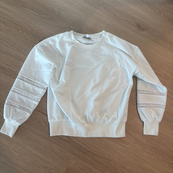 ** Evereve Lorel Crewneck sweatshirt with eyelet detail size XS - Picture 2 of 8